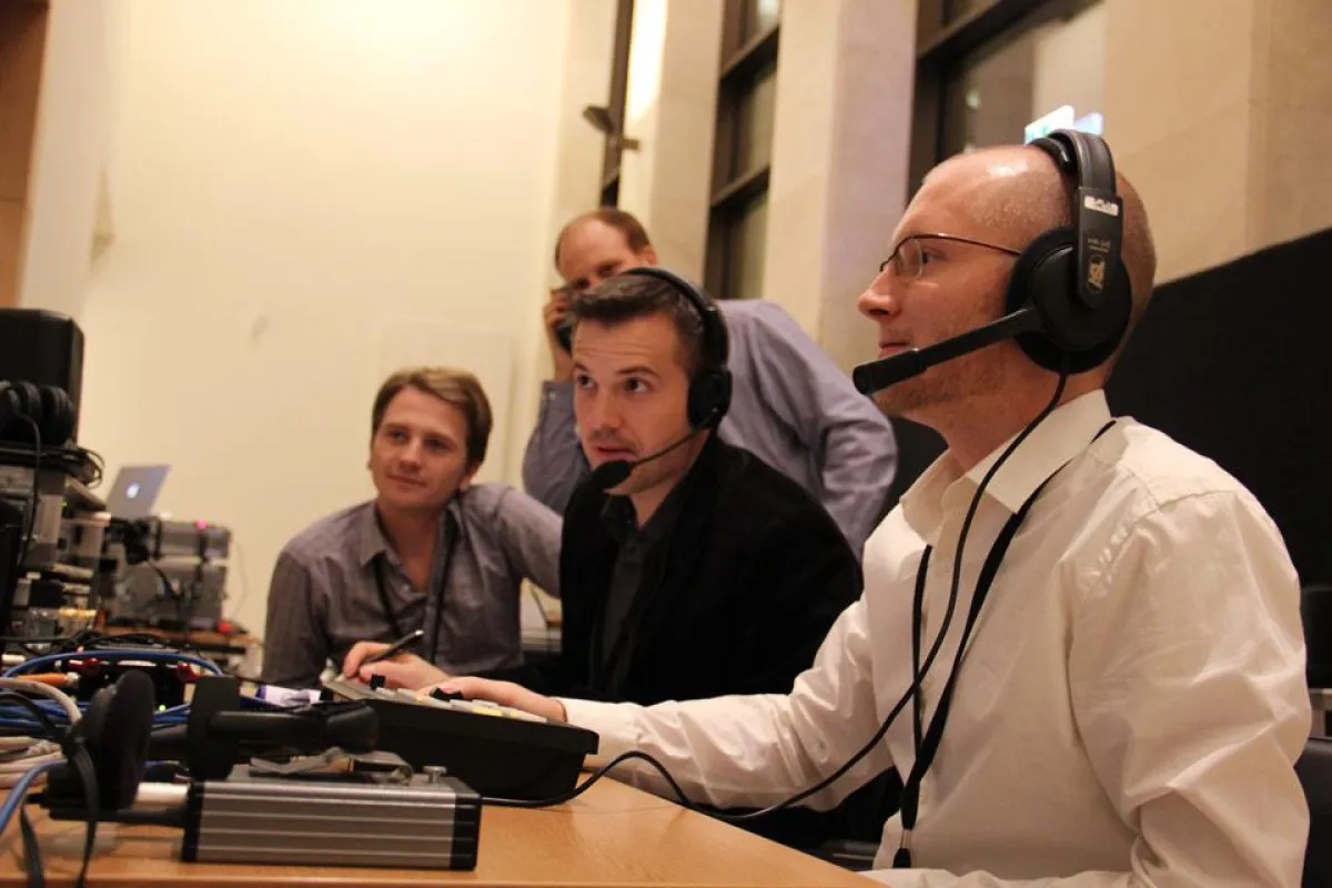 4 Mitarbeiter der Pionierfilm bei der Liveübertragung einer Preisverleihung ins Internet.