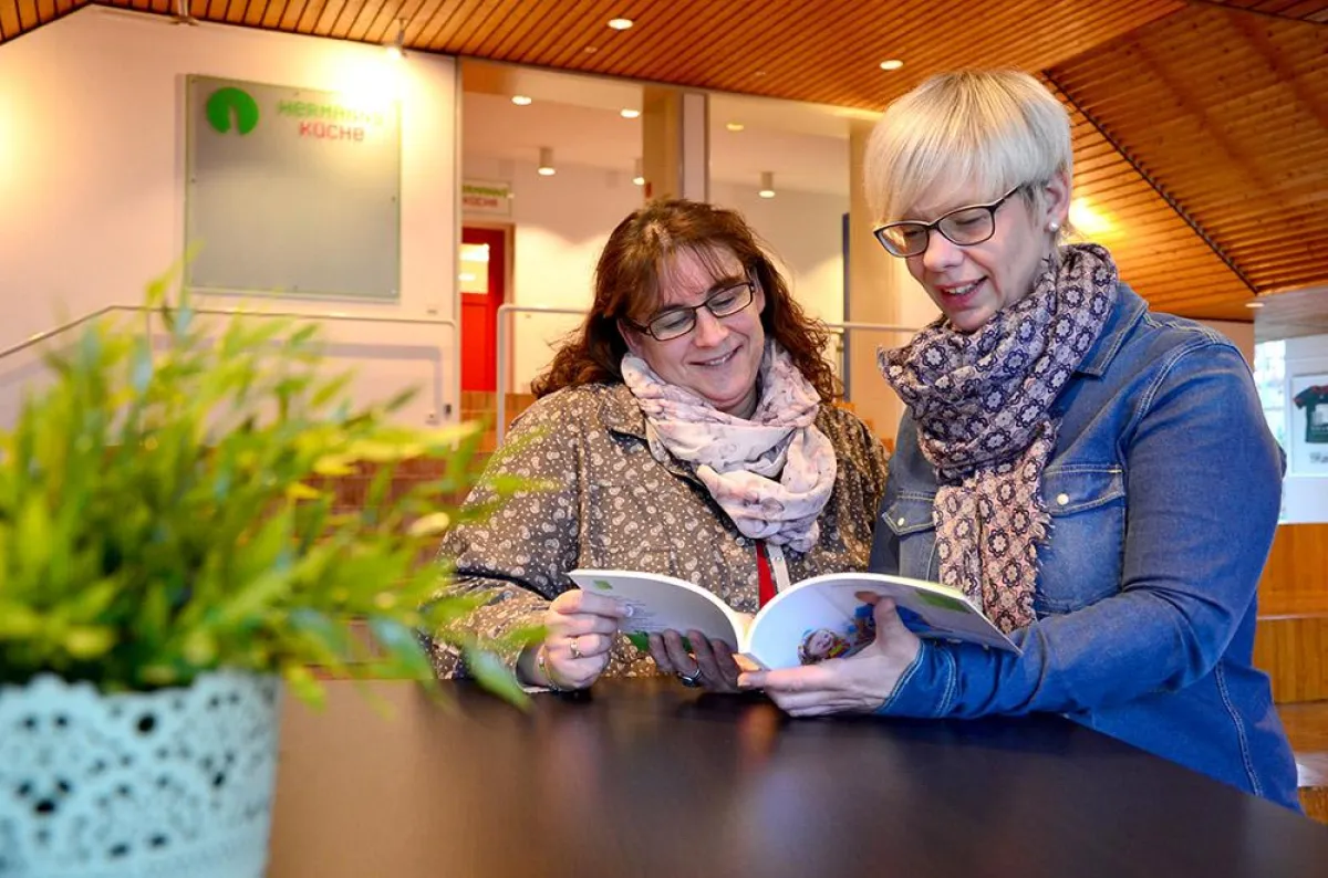 Stefanie Eck (links) und Melanie Mahr nehmen an der Fortbildung im Haus Neuland teil.