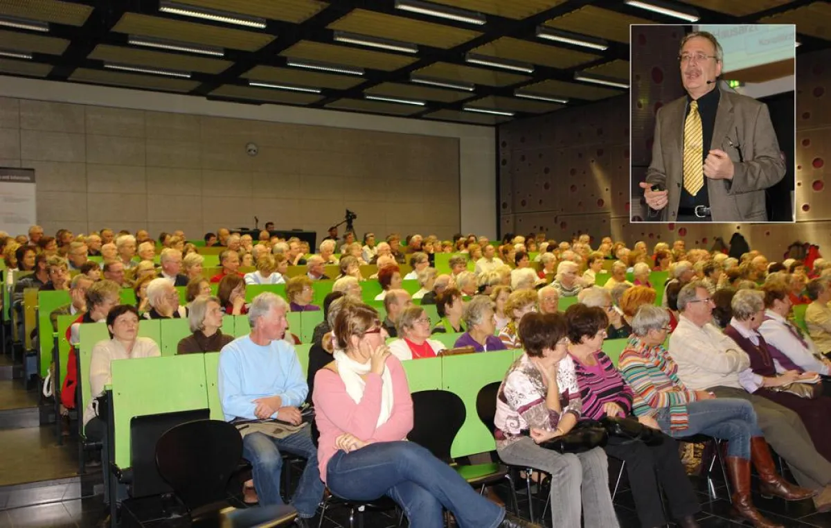 Dr. med. Wolfgang Schwarz referierte in der GenerationenHochschule eindrucksvoll zum Thema „Würde am Ende des Lebens und die Rolle der Palliativmedizin“