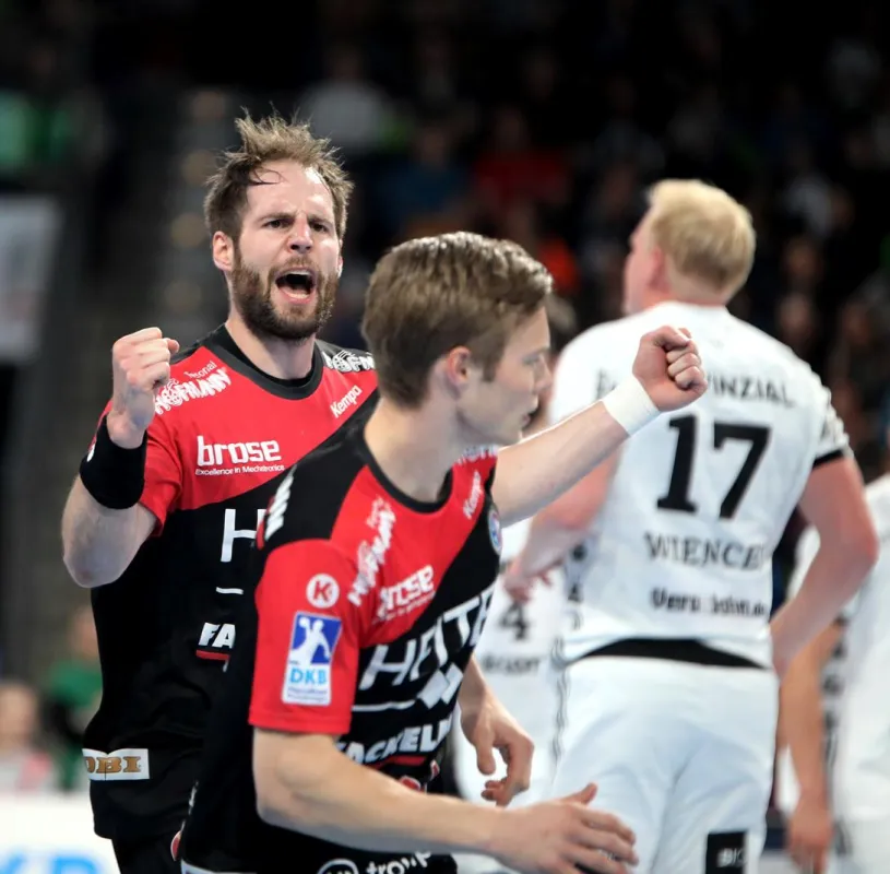 (Jocki_Foto, Erlangen) - HC Erlangen: immer mittendrin, der sechsfache Torschütze Nico Büdel (links)