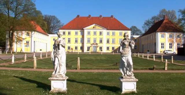 Land Art-Workshops auf Schloss Wotersen. Bild: Land Art-Workshops auf Schloss Wotersen.