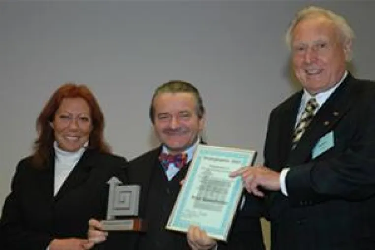 Bild: Peter Sawtschenko, Experte für Positionierungs- und Marktnischen-Strategien, erhält den STRATEGIEPREIS 2007