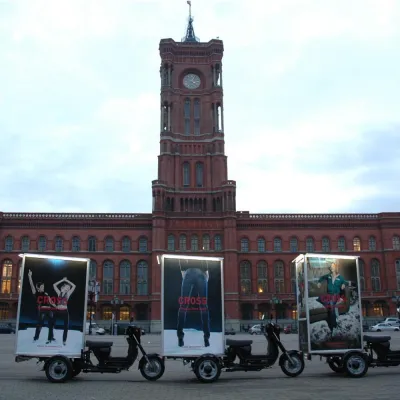 Bild: Werbekampagne für CROSS Jeanswear mit mobilen Plakaten von Poster4City in Berlin