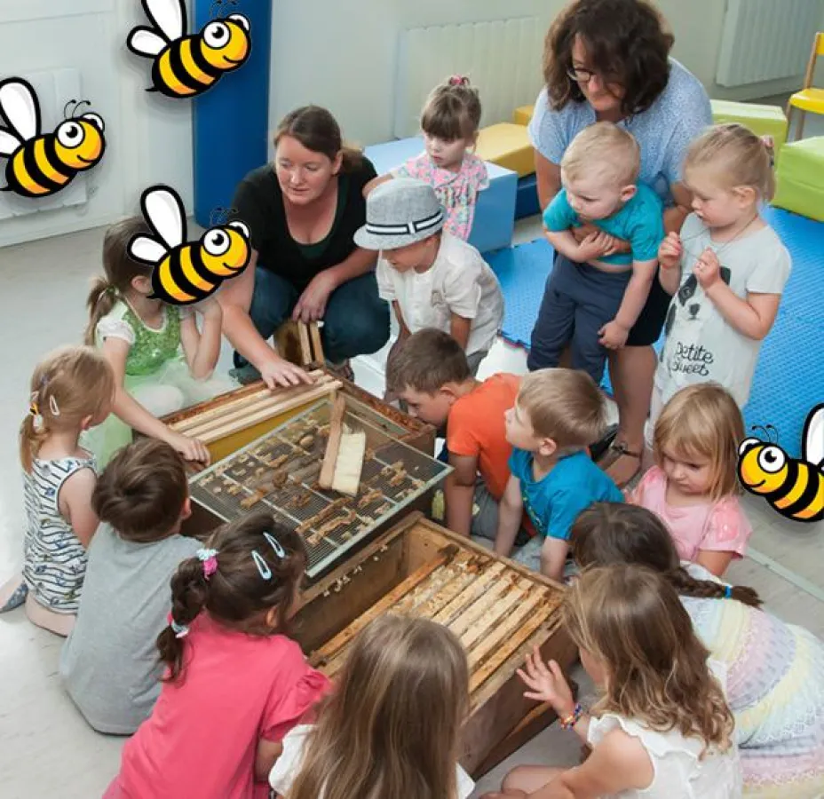 Imker zu Besuch in der BRK-Schatzkiste in Gilching