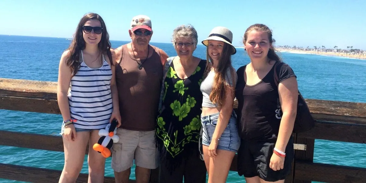 Schüleraustausch USA: Schülerin mit Gastfamilie (Foto; Stiftung Völkerverständigung)