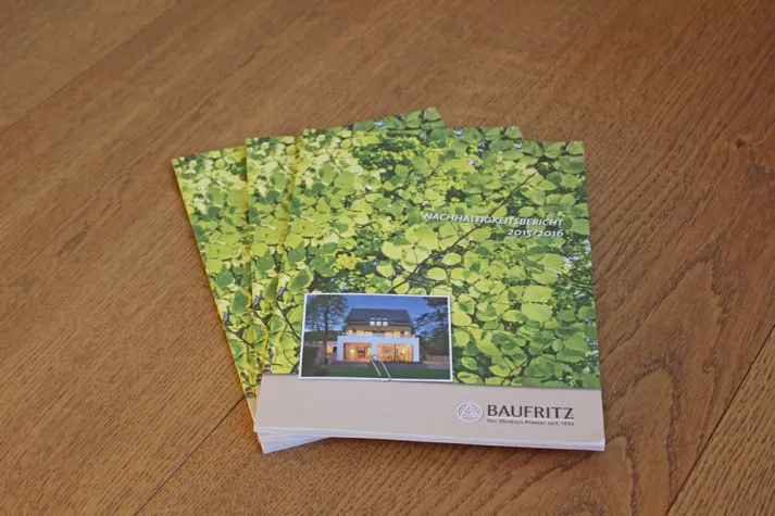 Bild: Druckfrisch – Der neue Nachhaltigkeitsbericht von Baufritz ist da