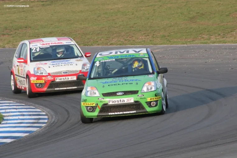 Bild: Harald Proczyk vom Vizethum-Racing-Team Deutscher Vizemeister 2005 im Ford Fiesta ST Cup - „Rookie“ Patrick Winter verpasst nach unverschuldetem Unfall den Gewinn der Junior-Wertung