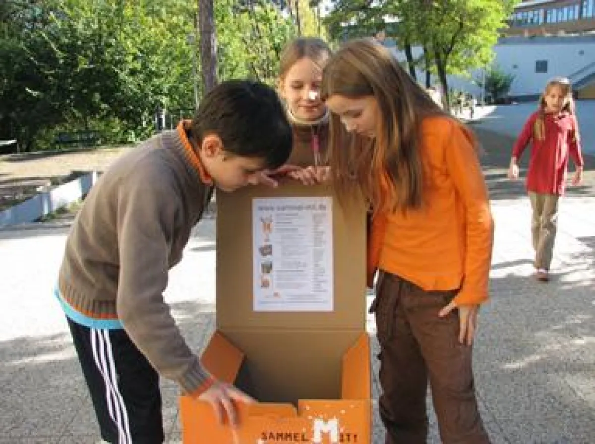 Mit Hilfe von ?Sammel Mit!? vermieden 2009 über 3.500 Schulen, Kindergärten und Vereine rund 20 Tonnen Büroabfälle. Im Gegenzug zahlte die Sammelaktion den teilnehmenden Einrichtungen über 75.000 Euro