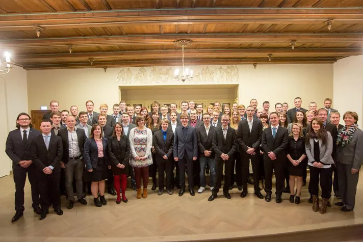 Bild: Ingenieure, Informatiker und Techniker starten in vielversprechende Zukunft