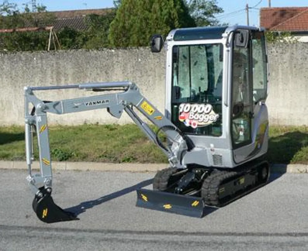 Mit der Übergabe des 10.000sten Baggers in speziellem Design an HKL würdigt Yanmar 25 Jahre erfolgreiche Partnerschaft.