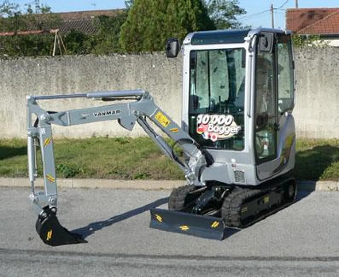 Mit der Übergabe des 10.000sten Baggers in speziellem Design an HKL würdigt Yanmar 25 Jahre erfolgreiche Partnerschaft.