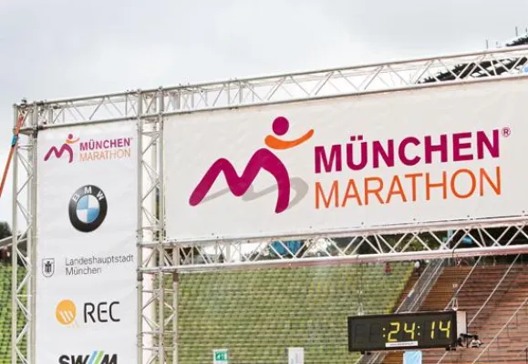 Länge, die beeindruckt - allbuyone produziert Endlosbanner für den München Marathon 2011 Bild: Länge, die beeindruckt - allbuyone produziert Endlosbanner für den München Marathon 2011