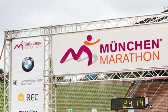 Bild: Länge, die beeindruckt - allbuyone produziert Endlosbanner für den München Marathon 2011