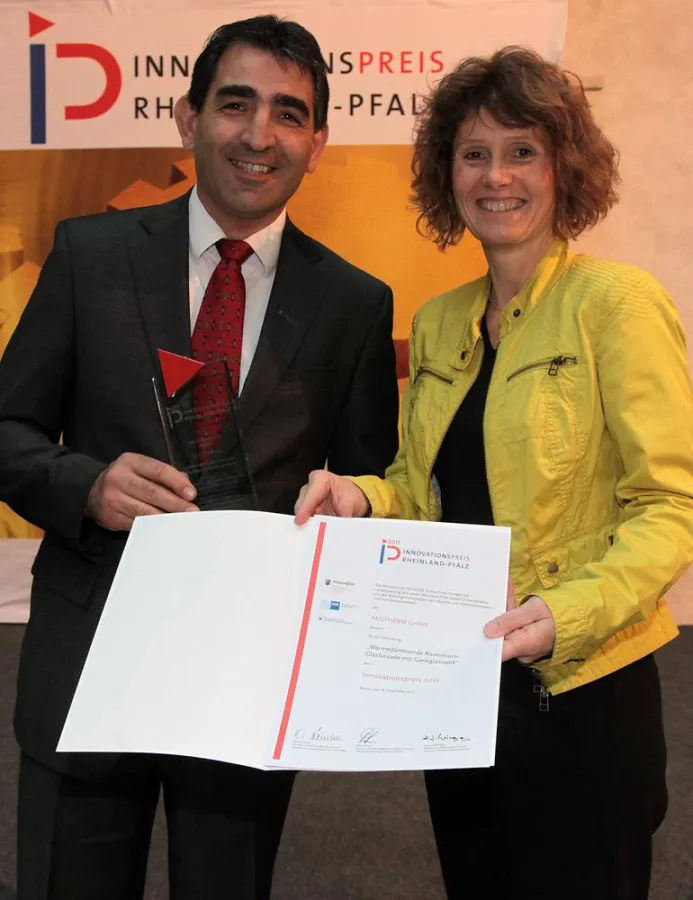 Ministerin Eveline Lemke übberreichte Frank Schneider den Preis