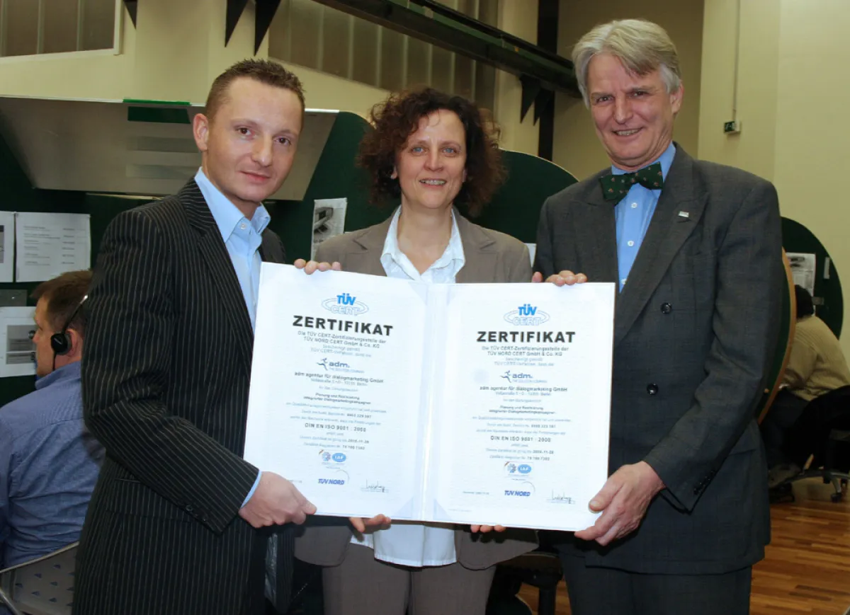 v.l.n.r.: Jochem Steinle (Geschäftsführer adm); Ulrike Barth (Qualitätsbeauftragte adm); Nikolaus Petersen (Head of Representive Office TÜV NORD); aufgenommen im Callcenter der adm in Berlin