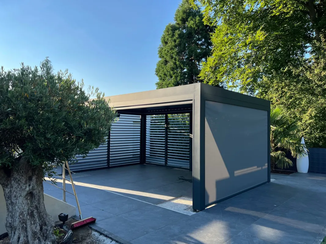 Lamellendächer nach Maß – robust, elegant und einfach zu steuern (© my-pergola24.com)