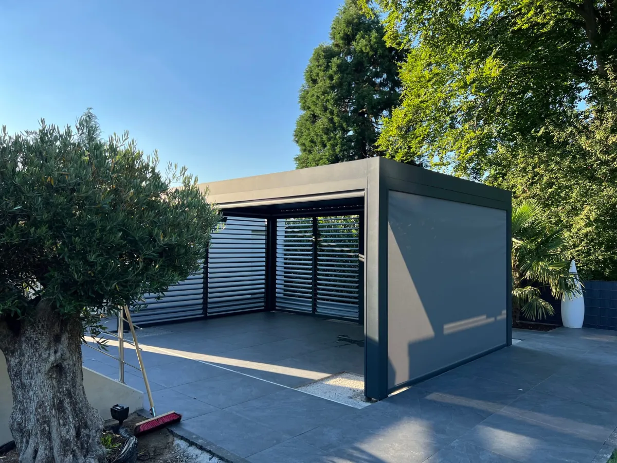 Lamellendächer nach Maß – robust, elegant und einfach zu steuern (© my-pergola24.com)