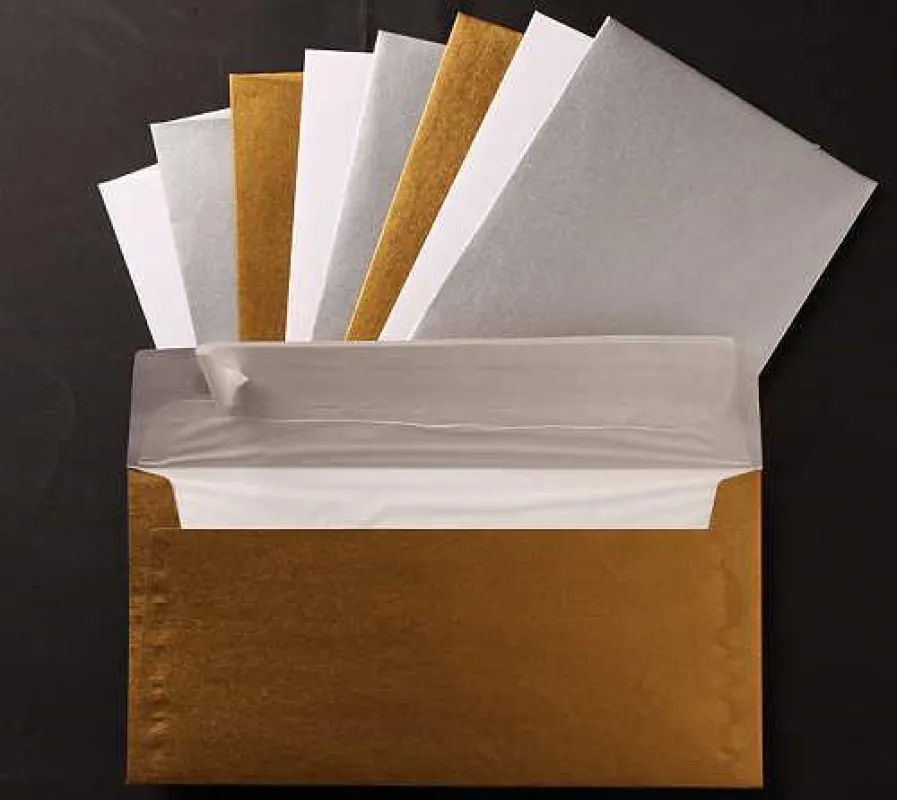Für die Weihnachtspost: Seidenfutter-Briefumschläge in Gold und Silber