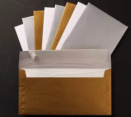 Für die Weihnachtspost: Seidenfutter-Briefkuverts in Gold und Silber Bild: Für die Weihnachtspost: Seidenfutter-Briefkuverts in Gold und Silber