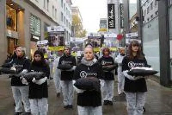 Bild: Anti-Pelz-Kampagne "Bogner tötet!" des Deutschen Tierschutzbüros startete vor Bogner in Stuttgart