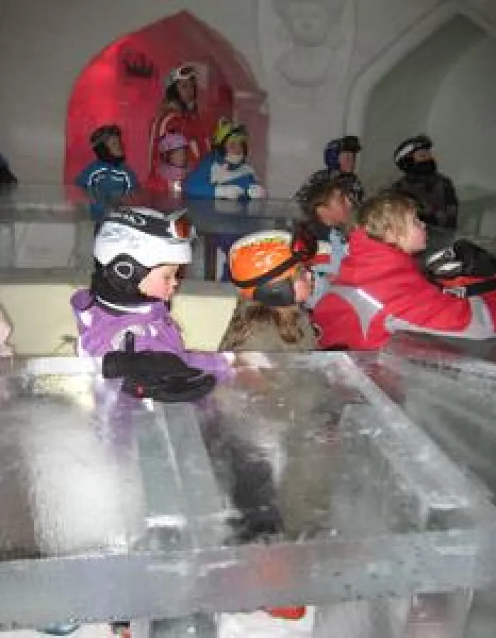Kinder der Skischule Scheffau auf Schatzsuche im AlpenIglu Dorf