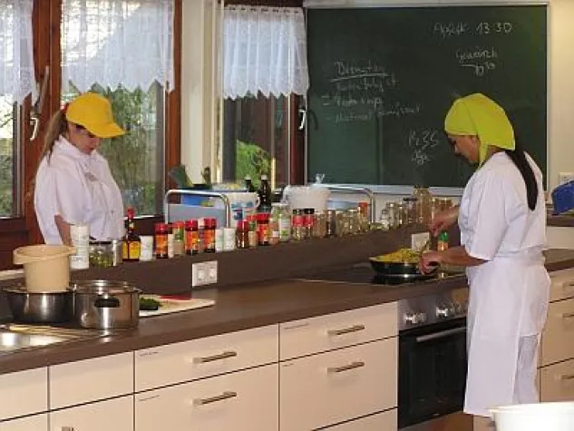 Finale im Berufswettbewerb der Fachrichtung Hauswirtschaft: Offenburger Auszubildende kocht sich auf Platz 1 Bild: Finale im Berufswettbewerb der Fachrichtung Hauswirtschaft: Offenburger Auszubildende kocht sich auf Platz 1