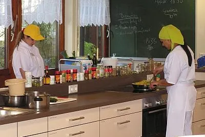 Bild: Finale im Berufswettbewerb der Fachrichtung Hauswirtschaft: Offenburger Auszubildende kocht sich auf Platz 1