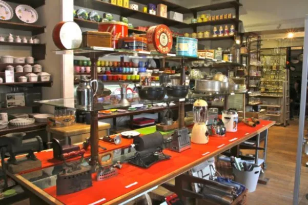 Bild: Hamburgs ältestes Haushaltswarengeschäft (gegr. 1889) mit Mini-Museum am Mittelweg neu eröffnet