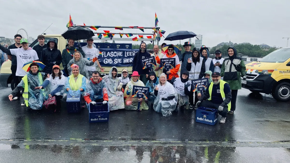 Ehrenamtliche aus Köln sammelten mit Unterstützung von Gaffel auf dem ColognePride Mehrwegglas.  (© Claudia Wedell)