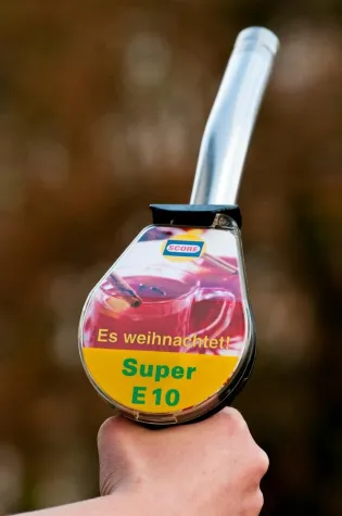 Bild: SCORE und Alvern Media stimmen Autofahrer auf Winterzeit ein