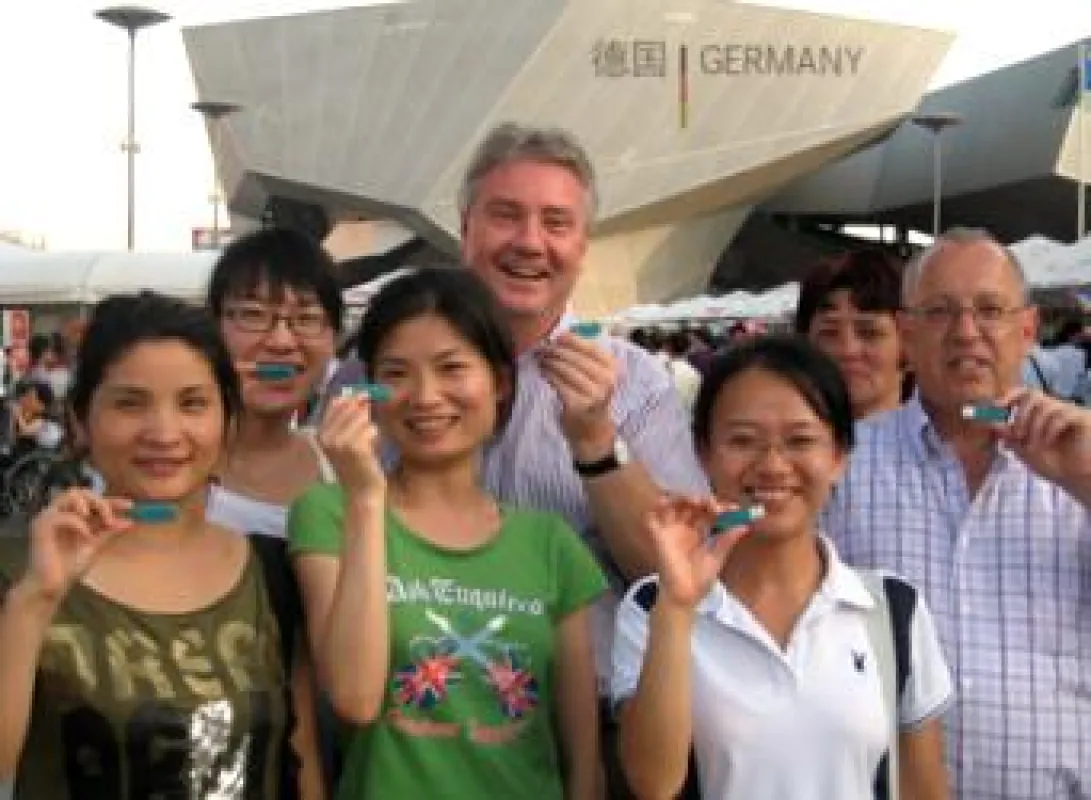 Vorstand Oliver Winzenried (Mitte) mit Mitarbeitern aus Deutschland und Shanghai auf der Expo 2010 vor dem Deutschen Pavillon