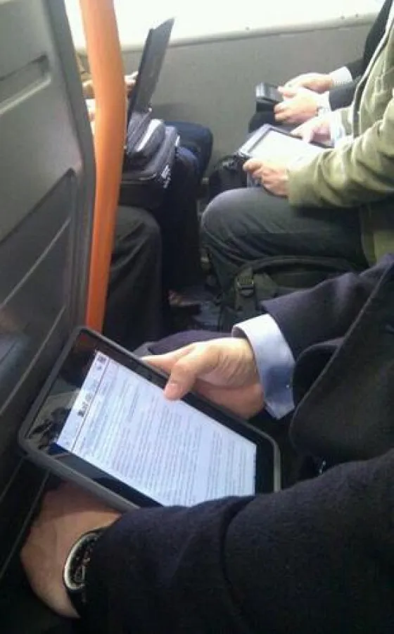 Immer mehr Menschen sind mobil online (Photo: Clive Darra)