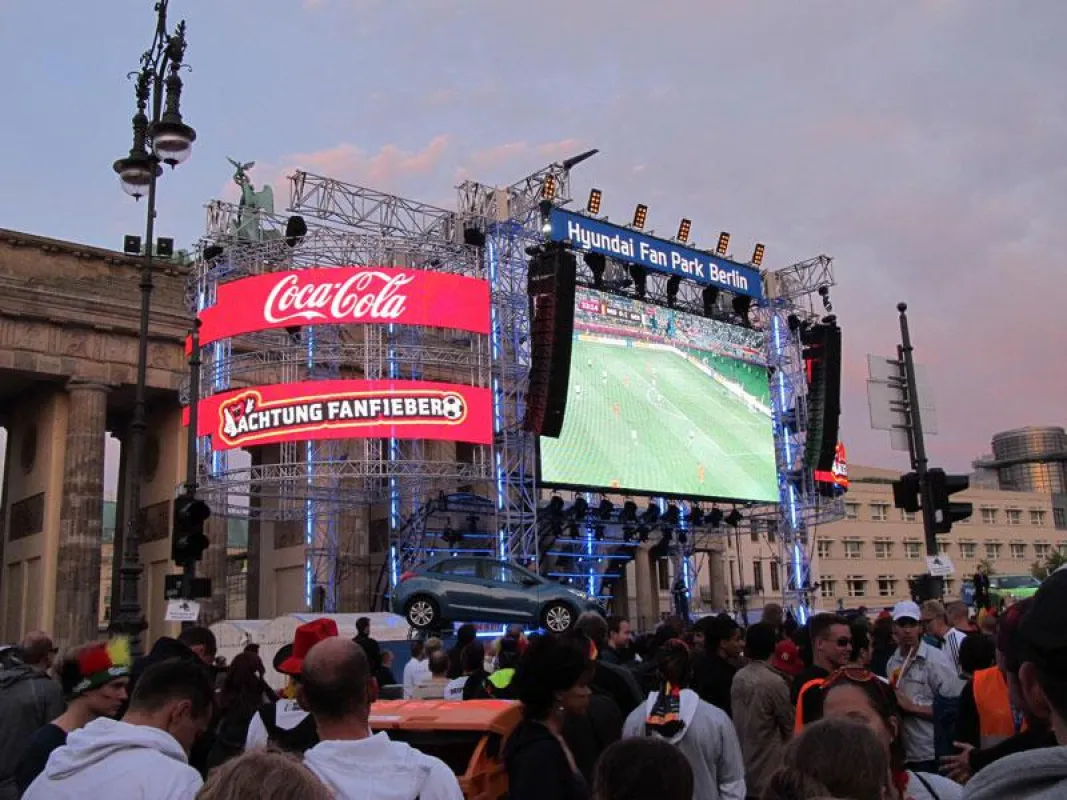 Zentrale LED-Wand beim Public Viewing in Berlin (Foto: XL Video, frei zur Veröffentlichung bei Namen