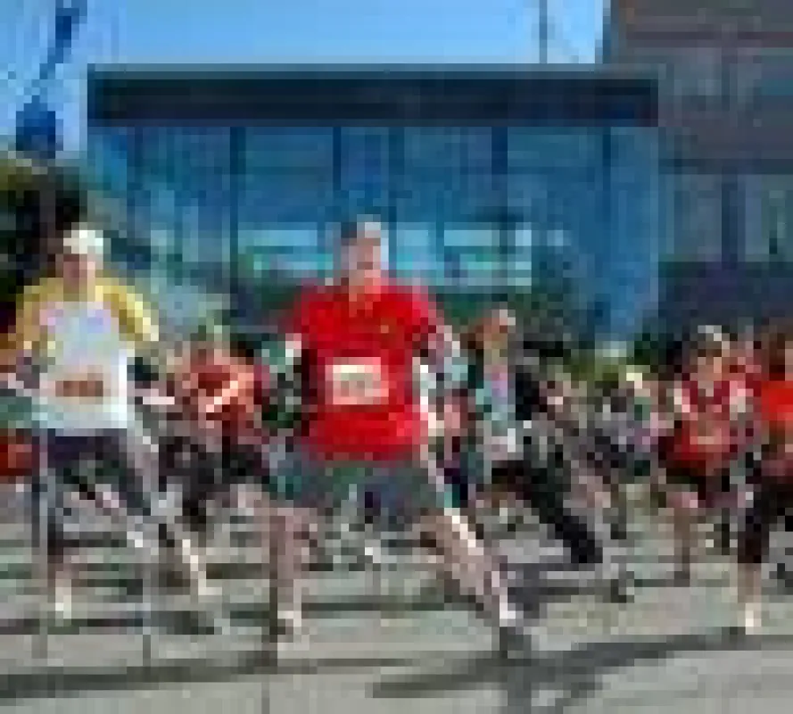 Nordic Walker beim Warm-Up zum Pfälzerwald-Marathon in Pirmasens
