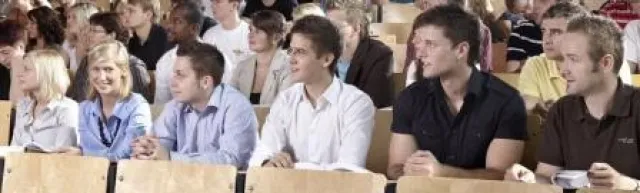 Karriere mit dem BWL-Abendstudium Bild: Karriere mit dem BWL-Abendstudium