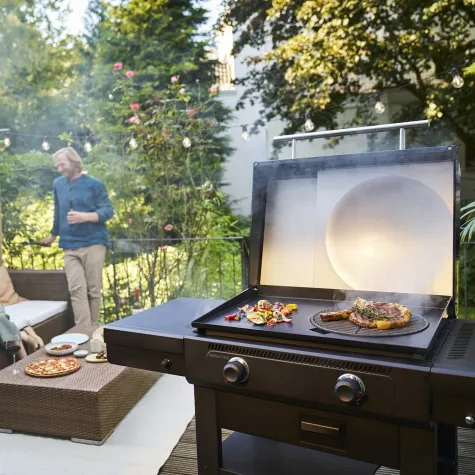 Bild: GRIDDLE, GRILL UND PIZZAOFEN – ALLES IN EINEM GRILLEN WAR NOCH NIE SO VERSA-TILE® 