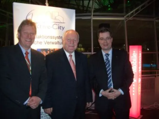 Bild: Sachsens Ministerpräsident Georg Milbradt informiert sich über active-City Leipziger Land