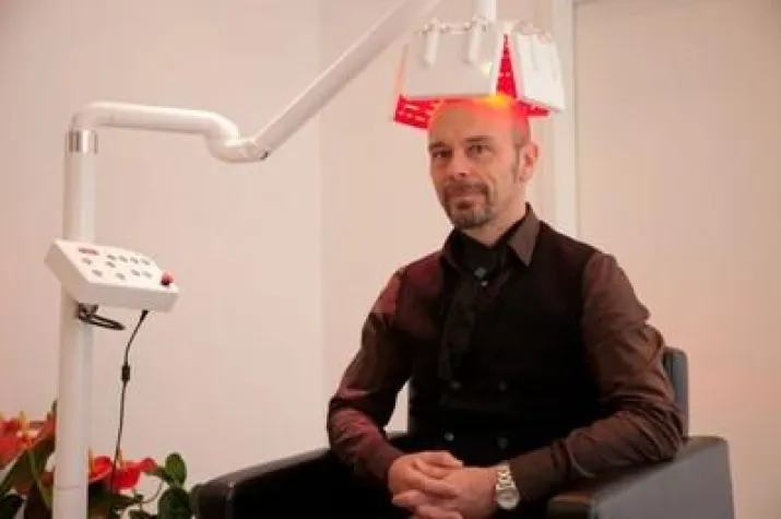 Bild: Softlaserbehandlung gegen den Haarausfall