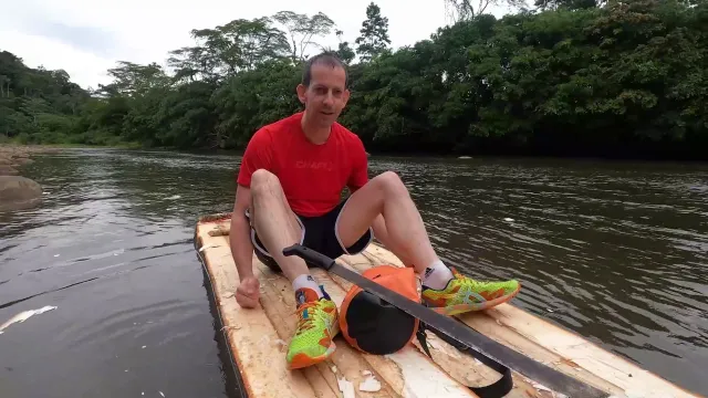 Bild: Mit dem einem Floß vom indianischen Urwalddorf zurück in die Zivilisation