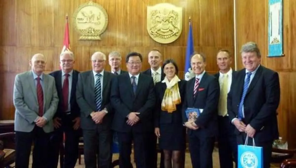 Stellv. Gouverneur Bataa, Gundula Henkel, Eberhard Trempel u. Delegation