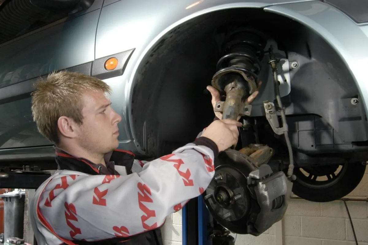 Stoßdämpfer und Federn sollte man vor der Urlaubsreise in der Kfz-Werkstatt überprüfen und auswechseln lassen      Foto: KYB
