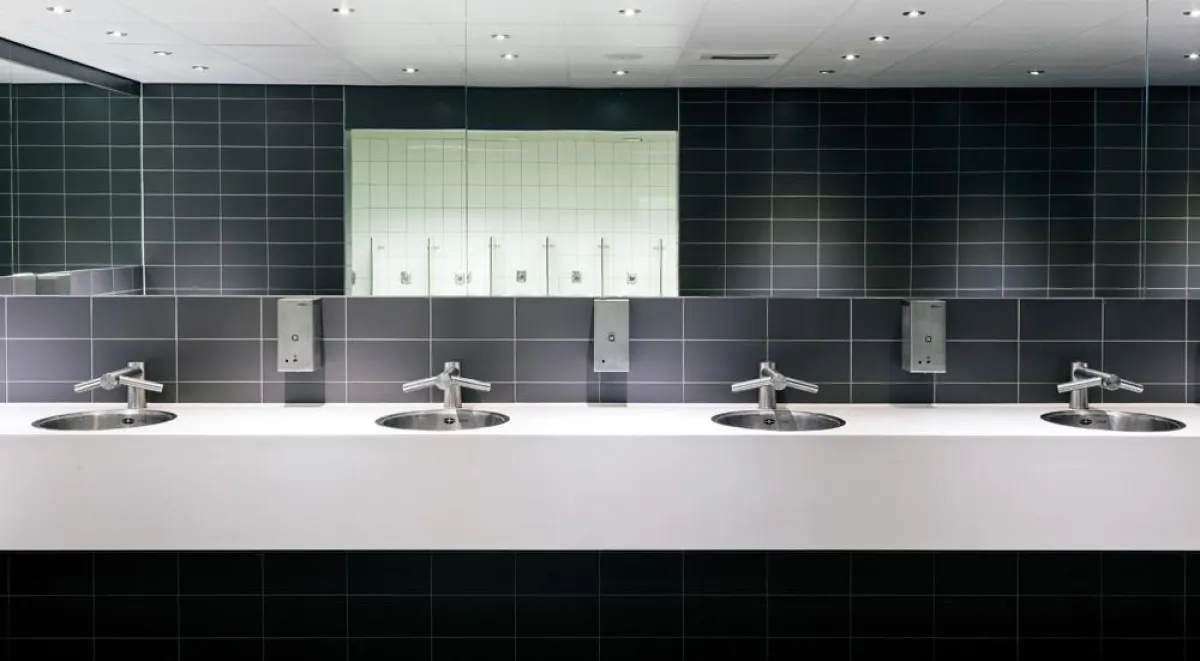 Die berührungsfrei bedienbaren Händetrockner von Dyson sind eine Alternative zu Papierhandtüchern.