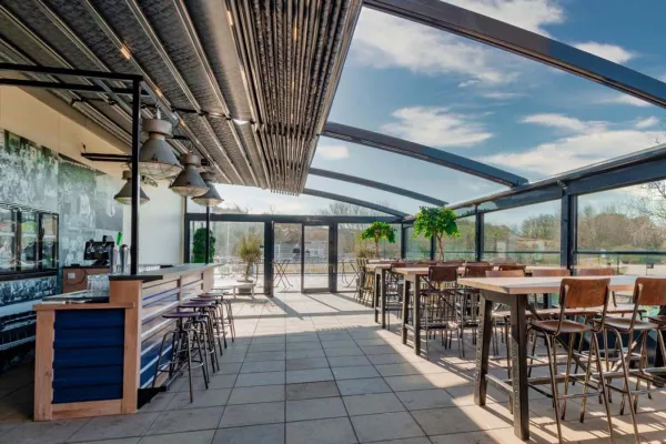 Bild: Pergola-Systeme schaffen ein gemütliches Ambiente im Außenbereich