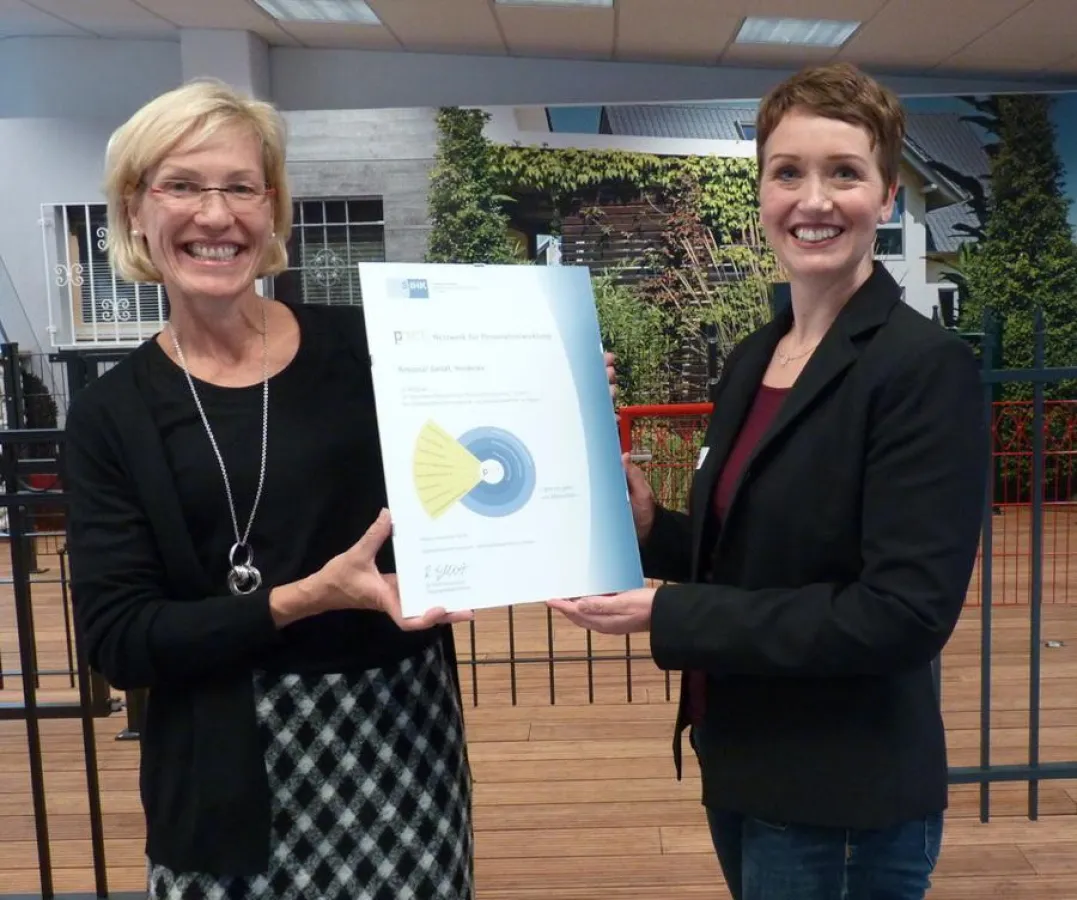 Diana Nienaber von Rebional (r.) mit Jutta Groß von der SIHK bei der freudigen Urkundenübergabe.