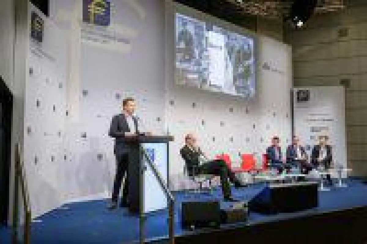 Dr. Erik Boska stellt die cunio App dem gesamten Auditorium des FEREF auf der Euro Finance Week 2017 vor.