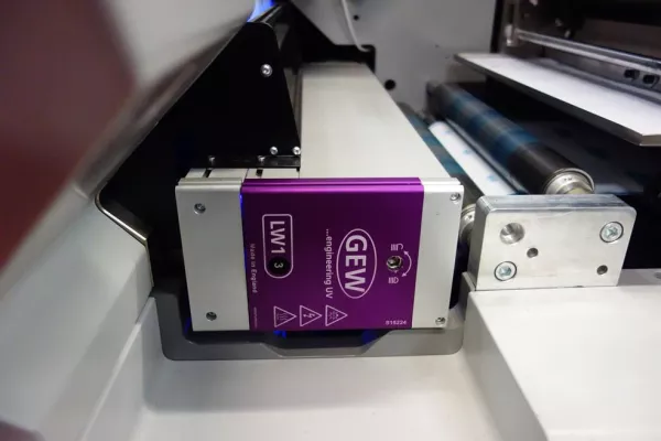 Bild: GEW mit LED-UV bei Etygraf