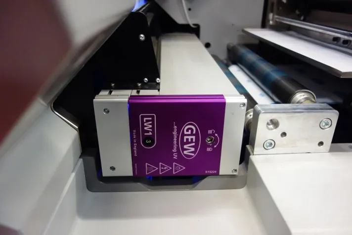 Bild: GEW mit LED-UV bei Etygraf