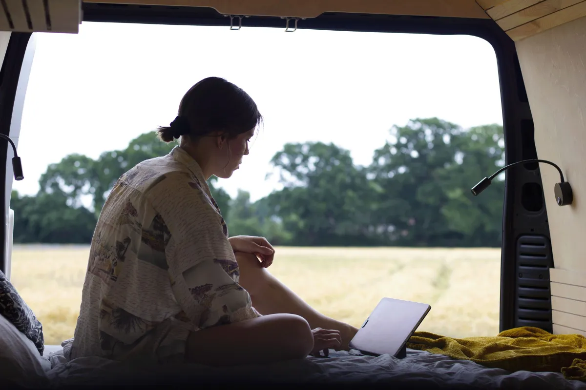 Camper mit Van Office: Unabhängig überall arbeiten. (© Debora Schweinsberg)