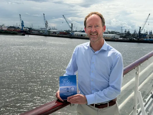 Bild: Neues Buch "Vorm Bug die Welt" gibt Einblicke in die Kreuzfahrtindustrie