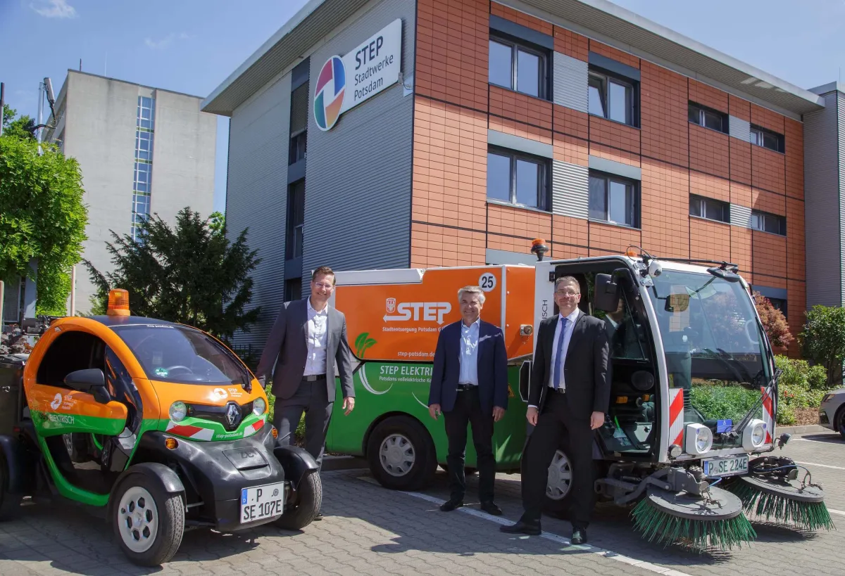 OB Mike Schubert (r), STEP-Geschäftsführern Florian Freitag, Burkhardt Greiff, CORTEXIA Kehrmaschine (© Foto: Stadtwerke Potsdam/Katrin Paulus)